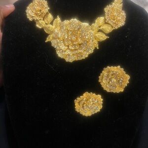 Gold tone Floral Jewelry Set
